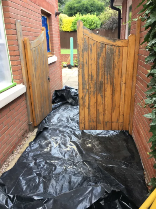 Micro blasting by Protinus beams - varnish removal from wooden gates, before