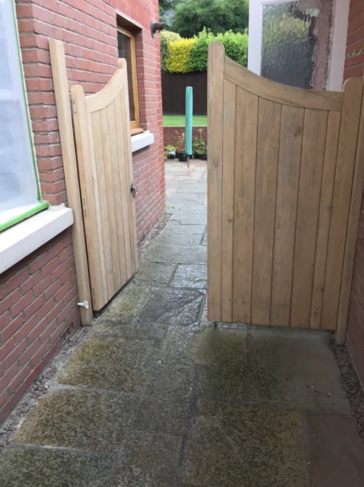 Micro blasting by Protinus beams - varnish removal from wooden gates, after