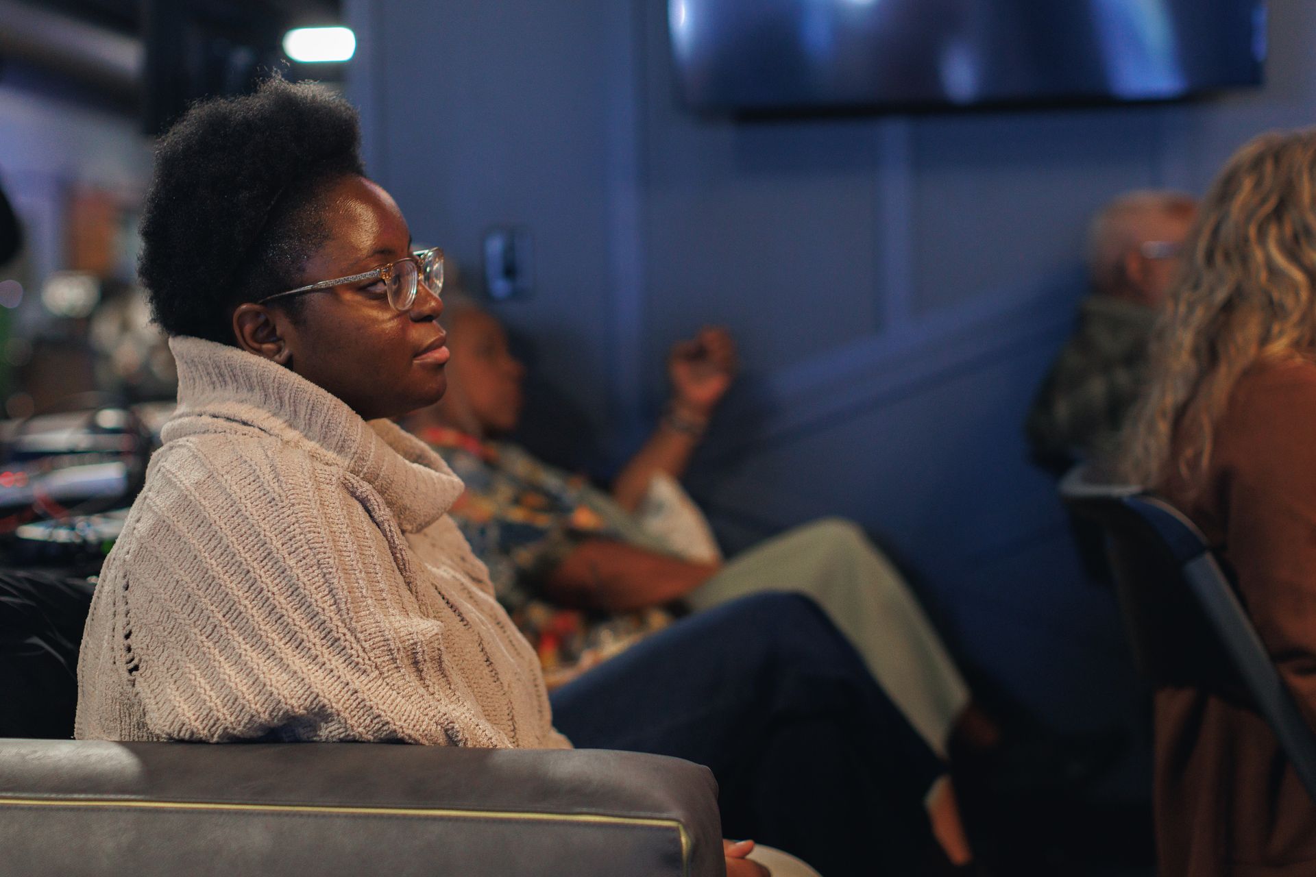 Two women are standing next to each other in a restaurant and smiling.