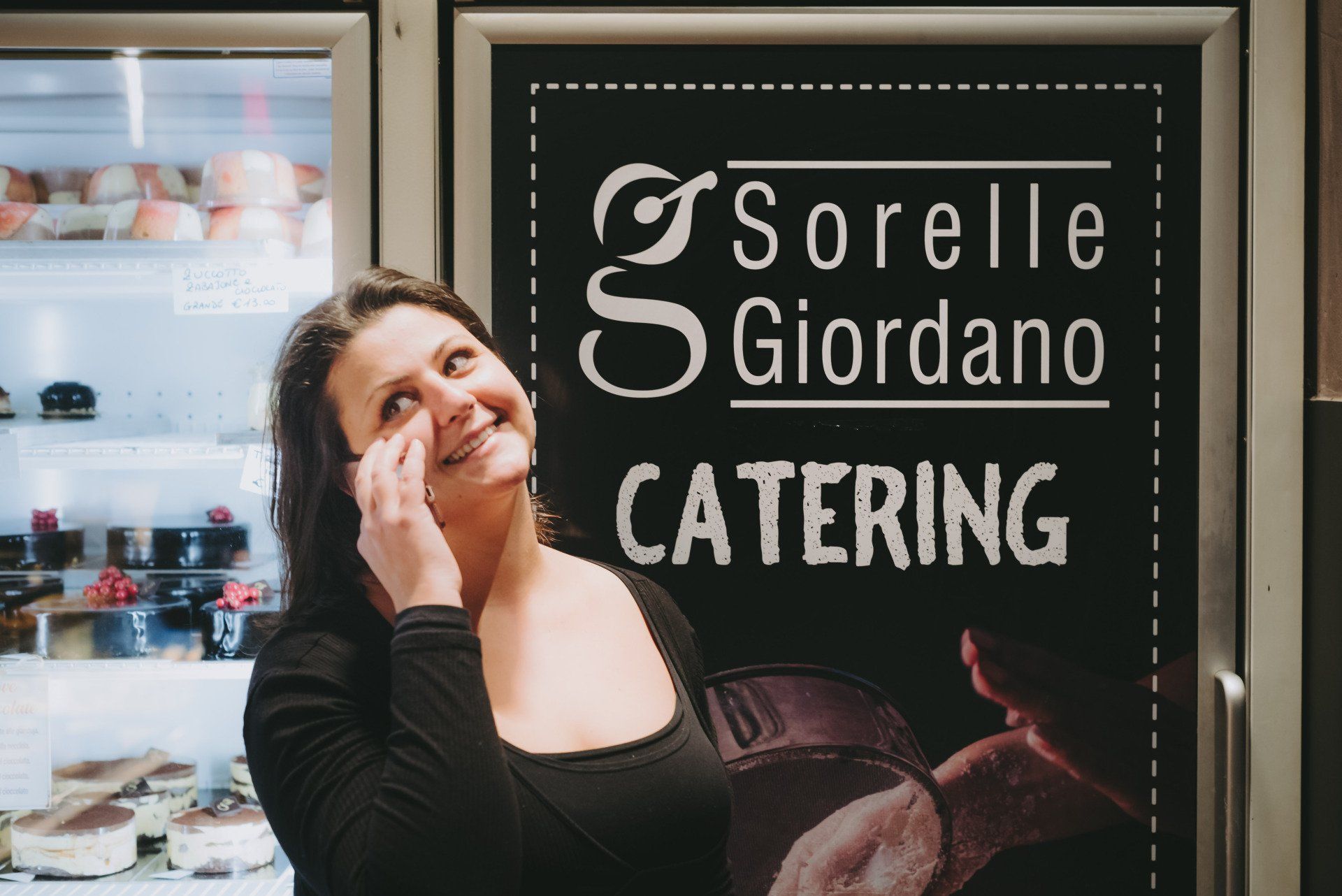 proprietaria con insegna catering