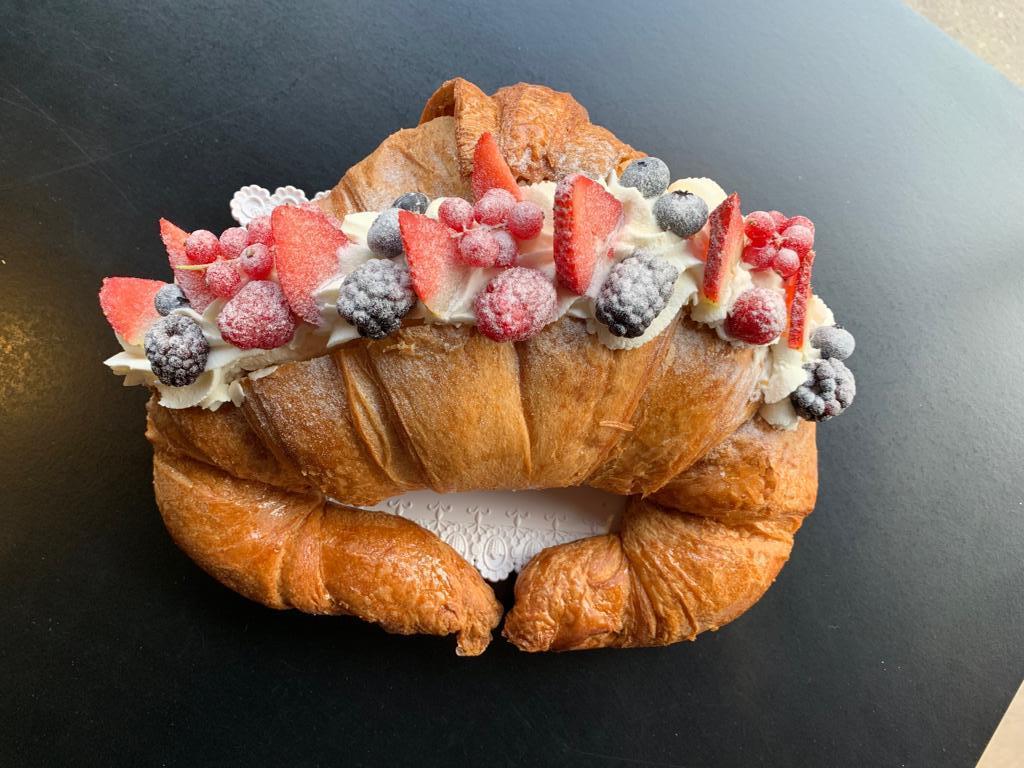 cornetto decorato con frutti di bosco