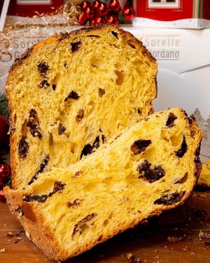 Un panettone tagliato a fette con uvetta, dalla mollica giallo chiaro.