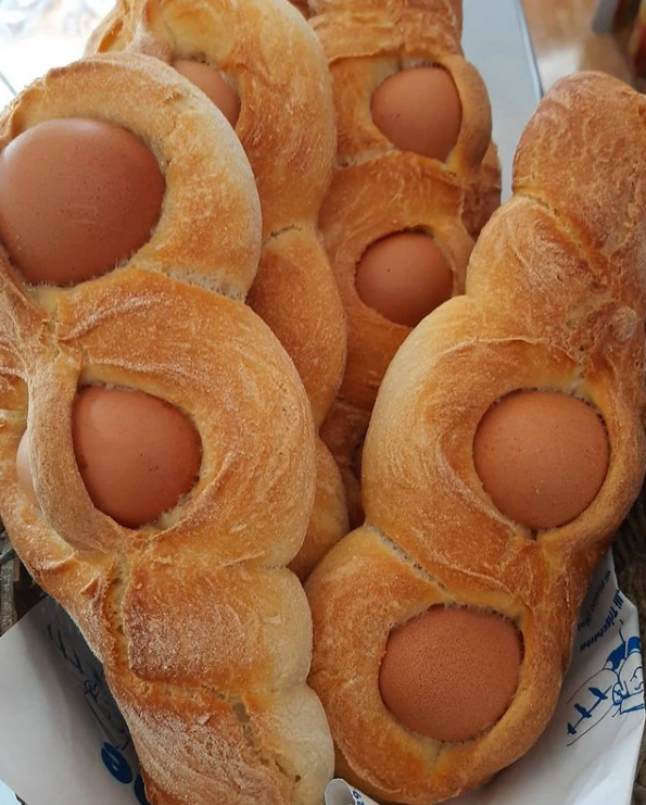 Un mucchio di pane con le uova dentro su un piatto