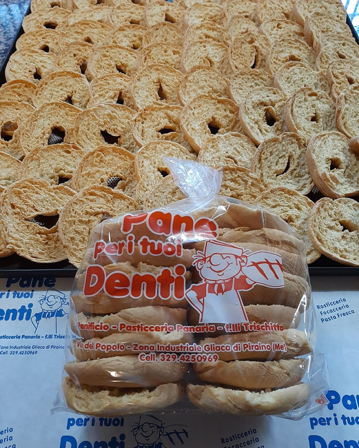 Un sacchetto di pane denti è appoggiato su un tavolo