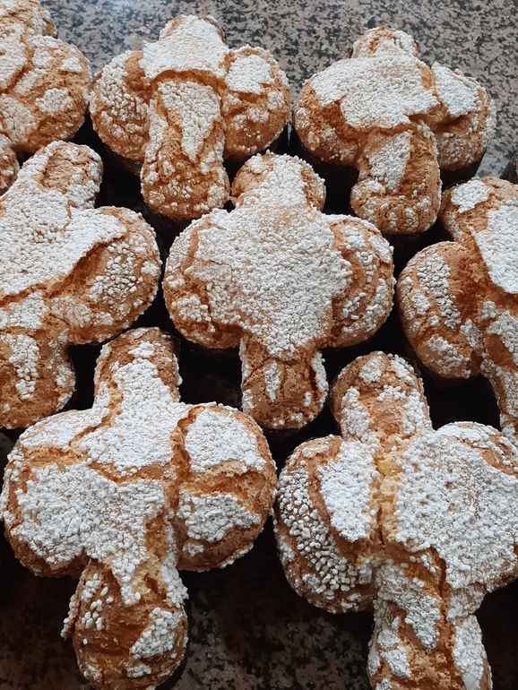 Un mucchio di biscotti ricoperti di zucchero a velo su un tavolo