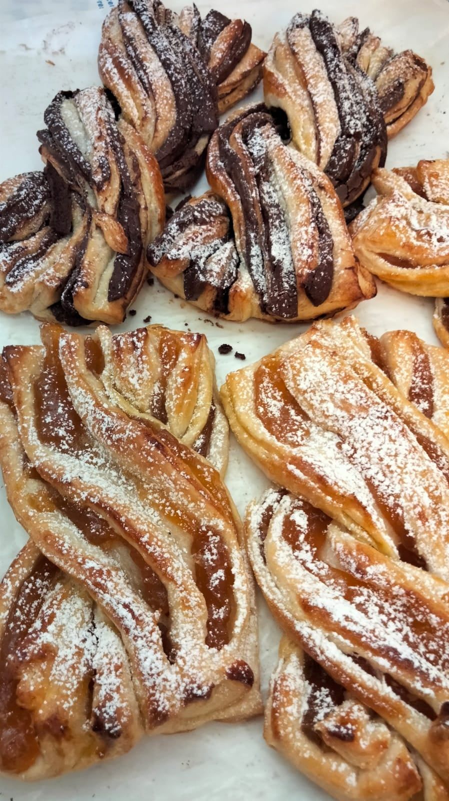 Un mucchio di pasticcini ricoperti di zucchero a velo