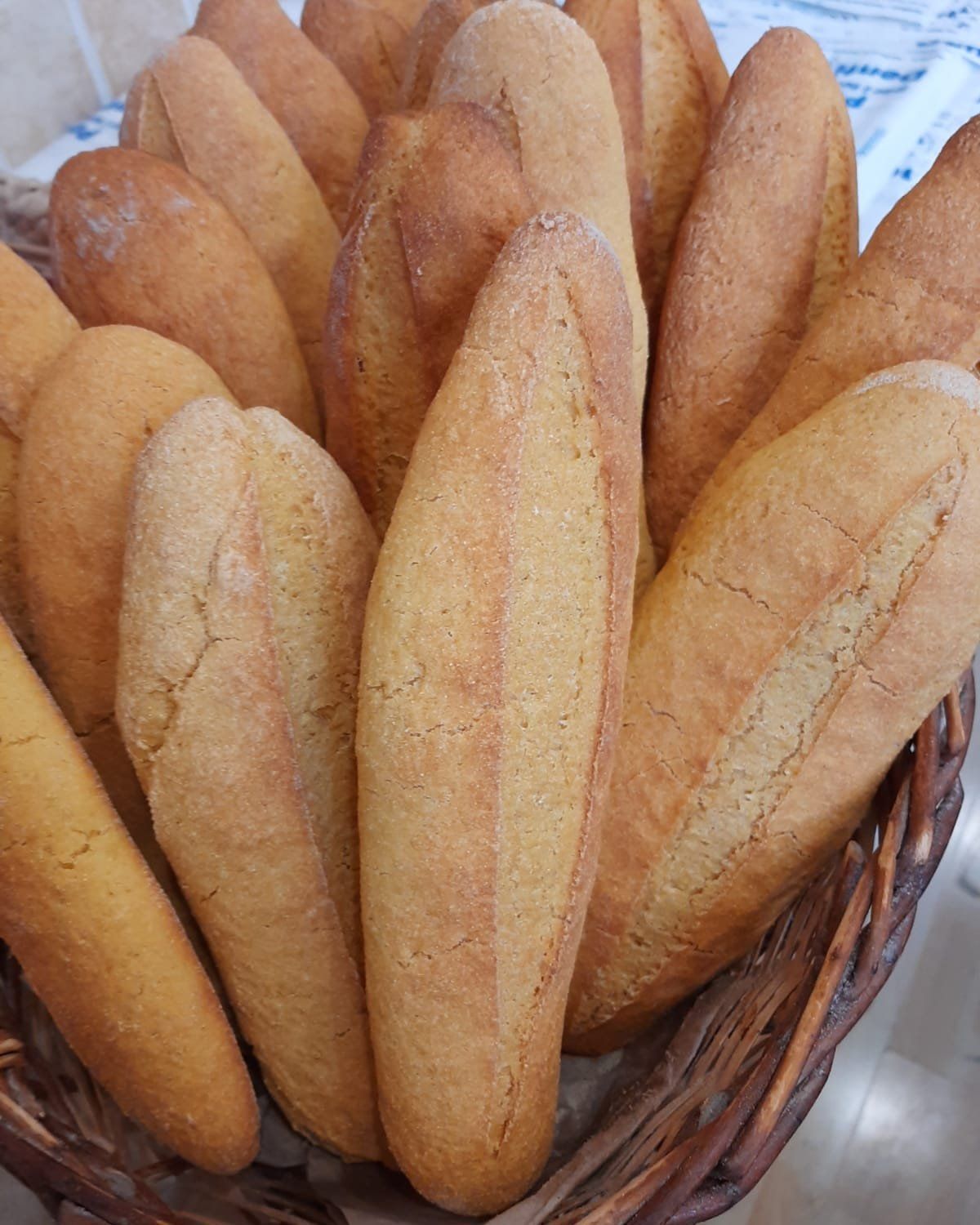 Un mazzo di grissini in un cestino su un tavolo