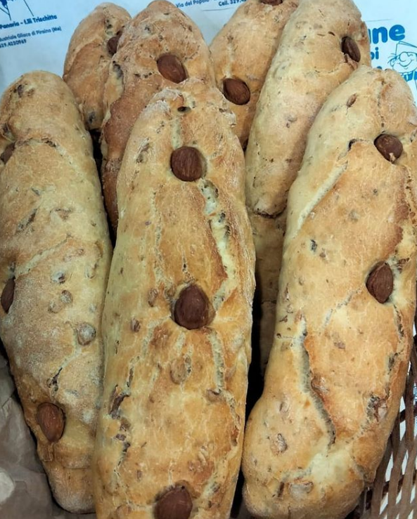 Un mucchio di pane con gocce di cioccolato in un cestino