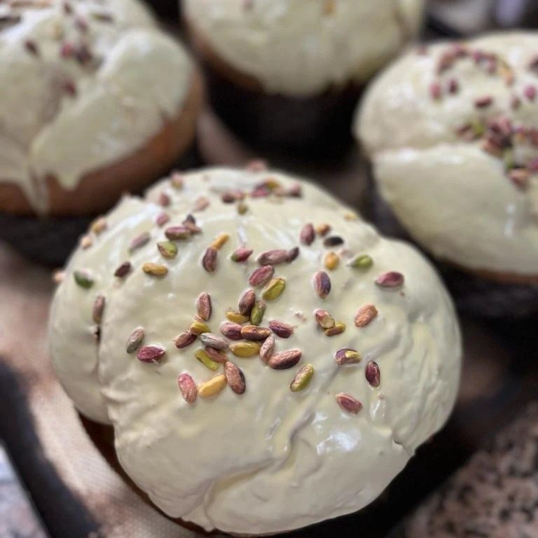 Un mucchio di cupcakes con glassa bianca e granella sopra