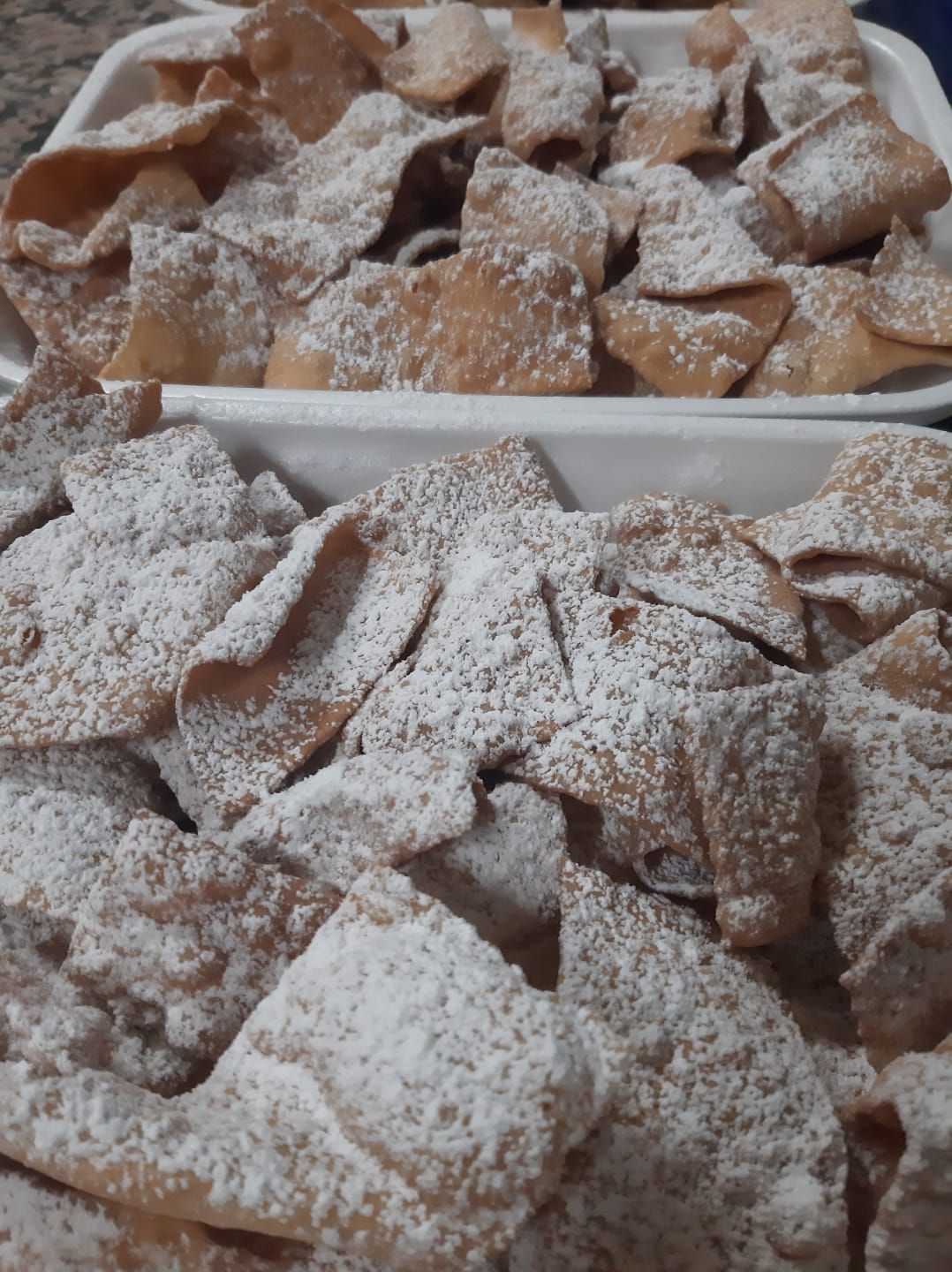 Due vassoi di cibo con sopra lo zucchero a velo