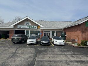 Few Vehicles Parked in Front of Our Service Center in St. Louis, MO - Auto Evaluators