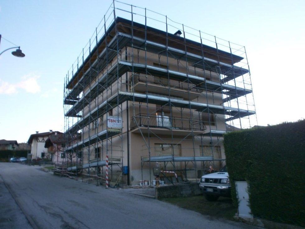 ponteggio per ristrutturazione completa di un edificio