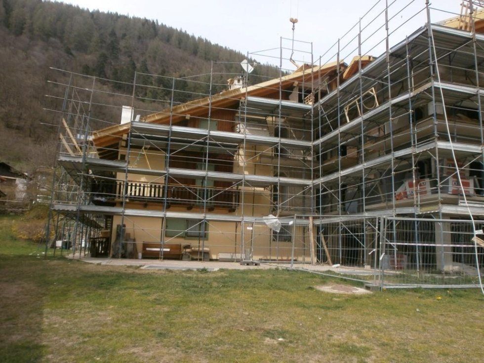ponteggio per ristrutturazione di una casa