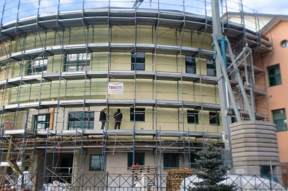 ponteggio in metallo su condominio