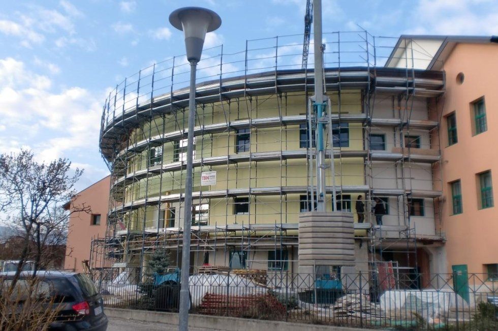 ponteggio per ristrutturazione edile di uno stabile