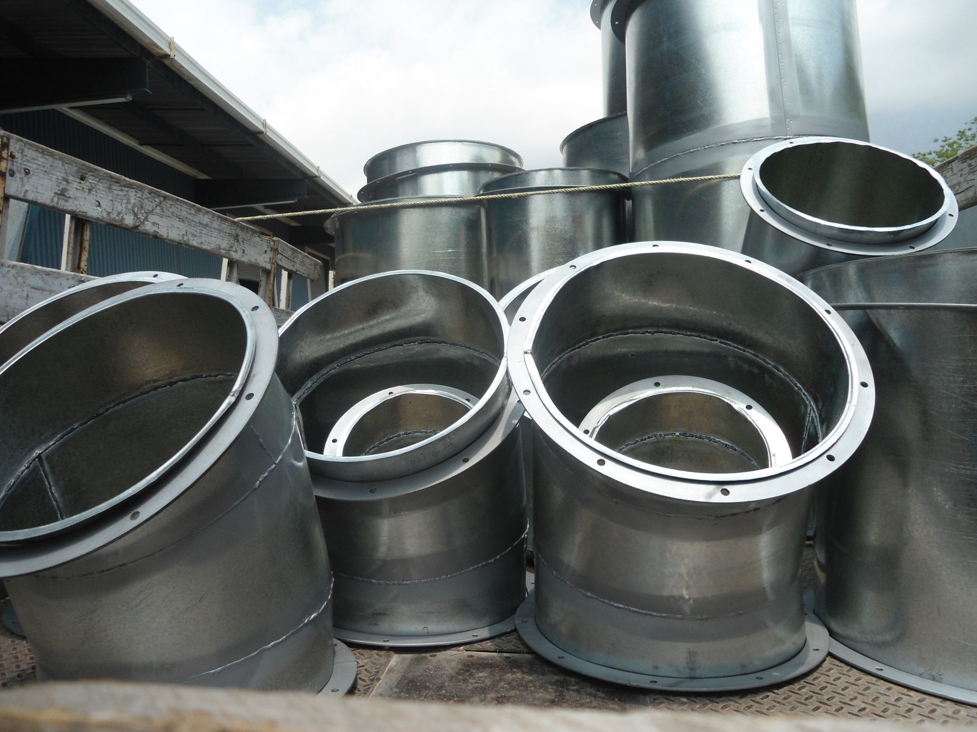tubos metálicos están apilados uno encima del otro