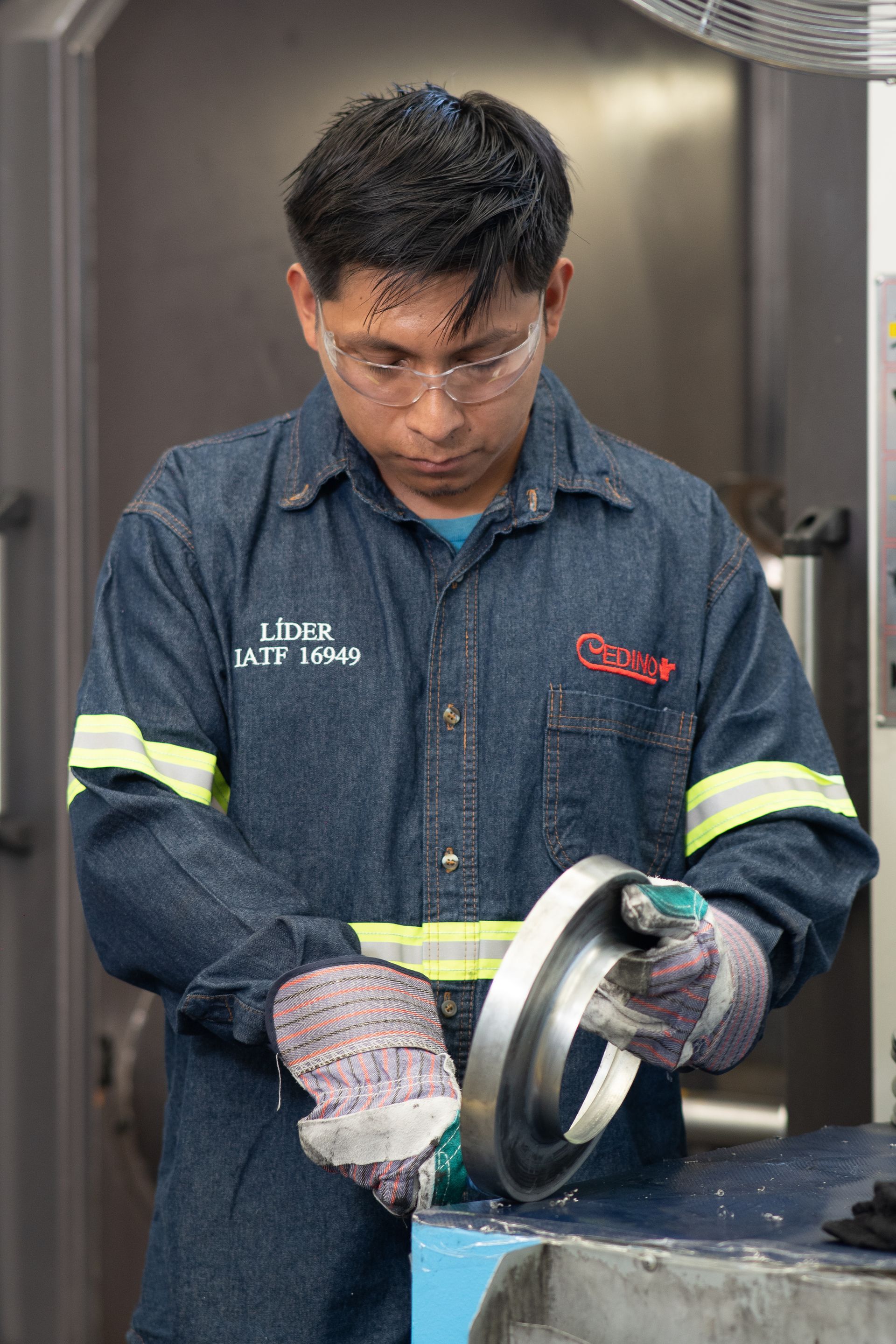 un hombre está trabajando en una máquina en una fábrica.