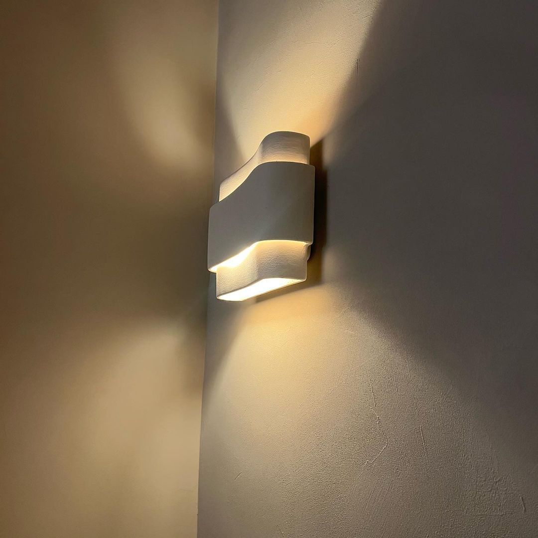 Er is een licht op de muur in de hoek van de kamer.