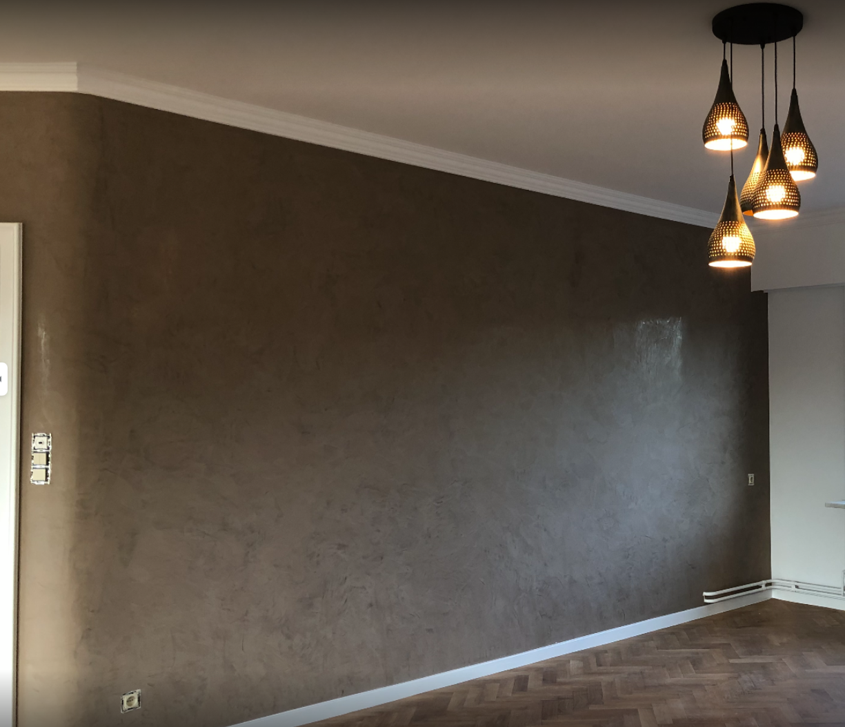 Een lege kamer met een plafondlamp die aan het plafond hangt