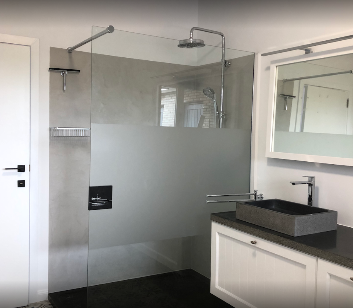 Een badkamer met inloopdouche en wastafel