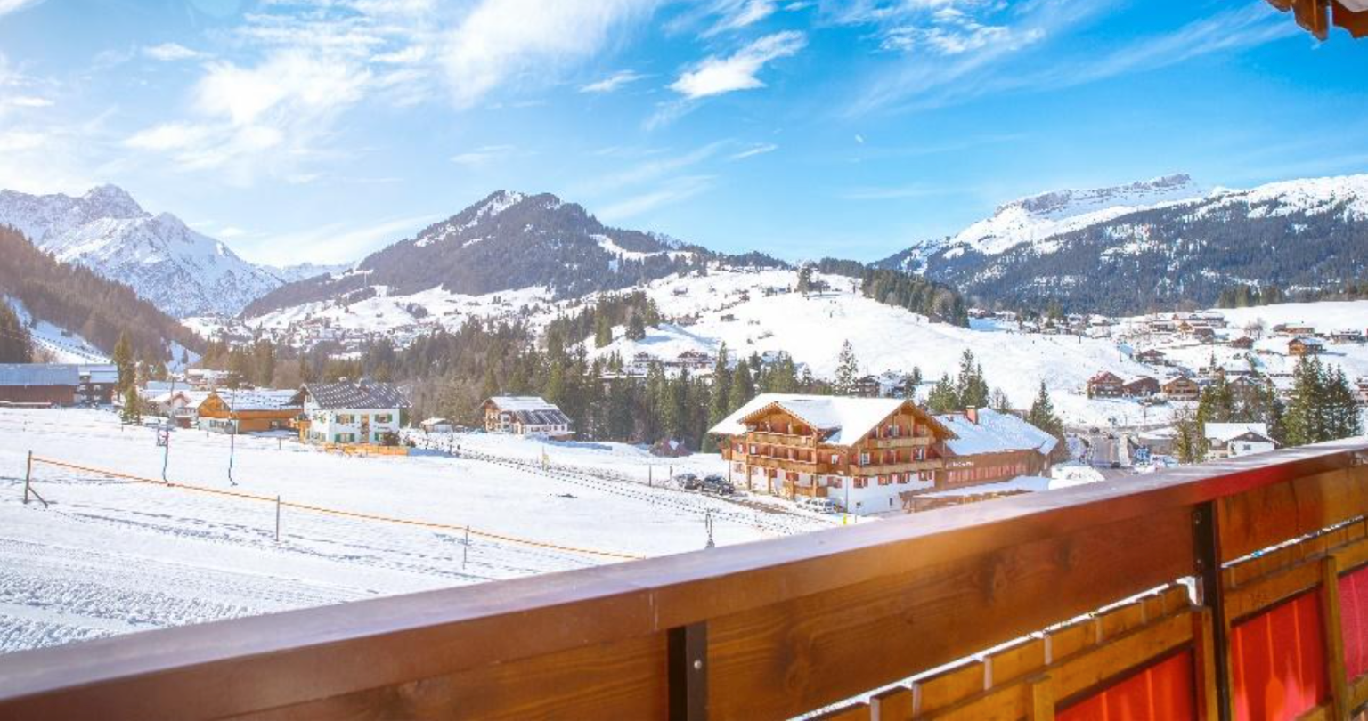Blick von der Terrasse des Restaurants in das schneebedeckte Tal