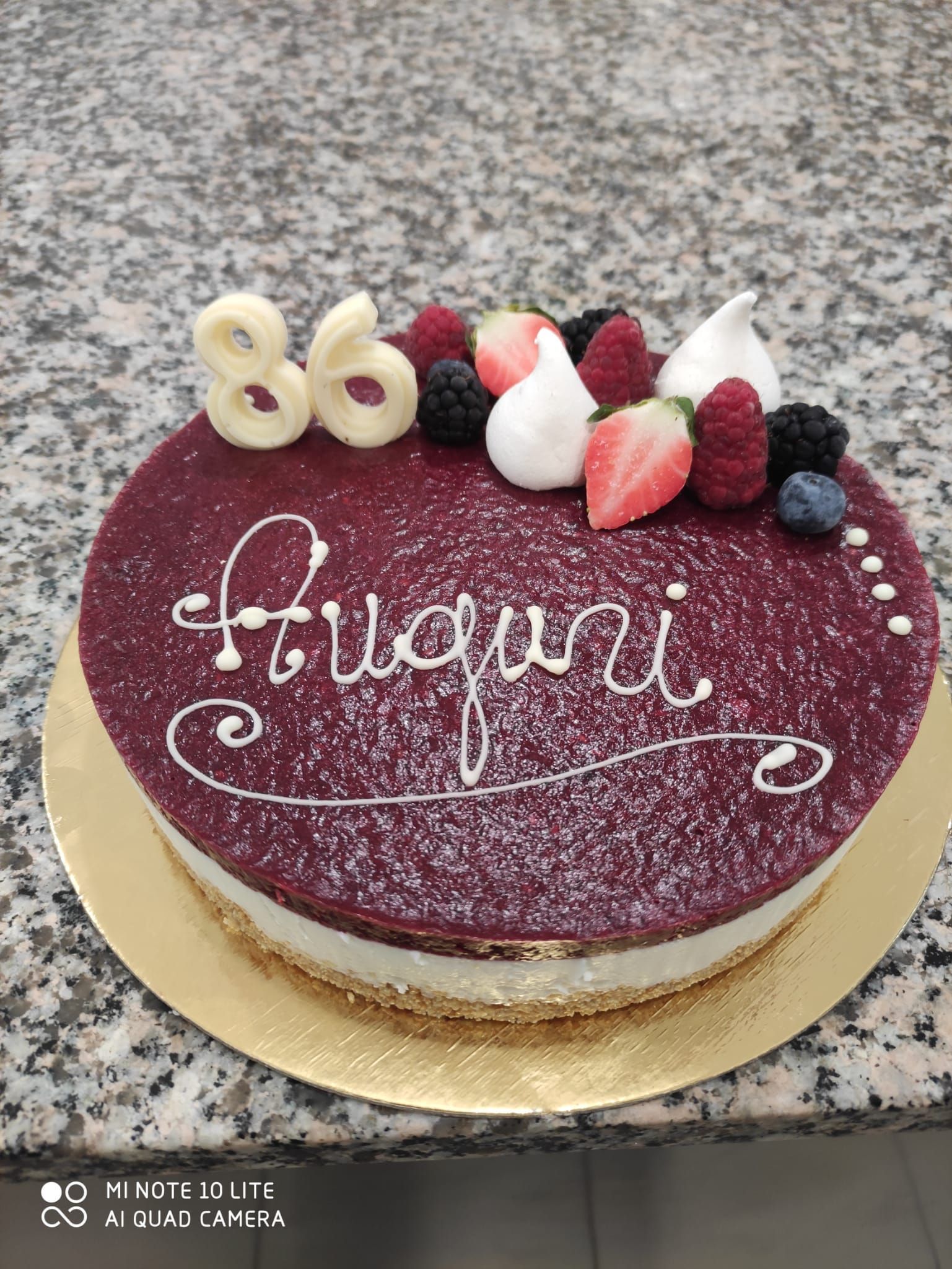 Una torta con sopra la parola auguri