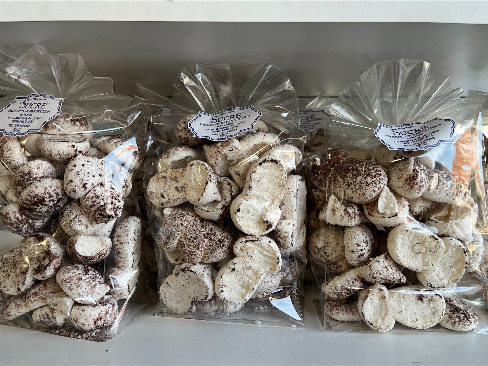 Su uno scaffale ci sono tre sacchi di funghi.