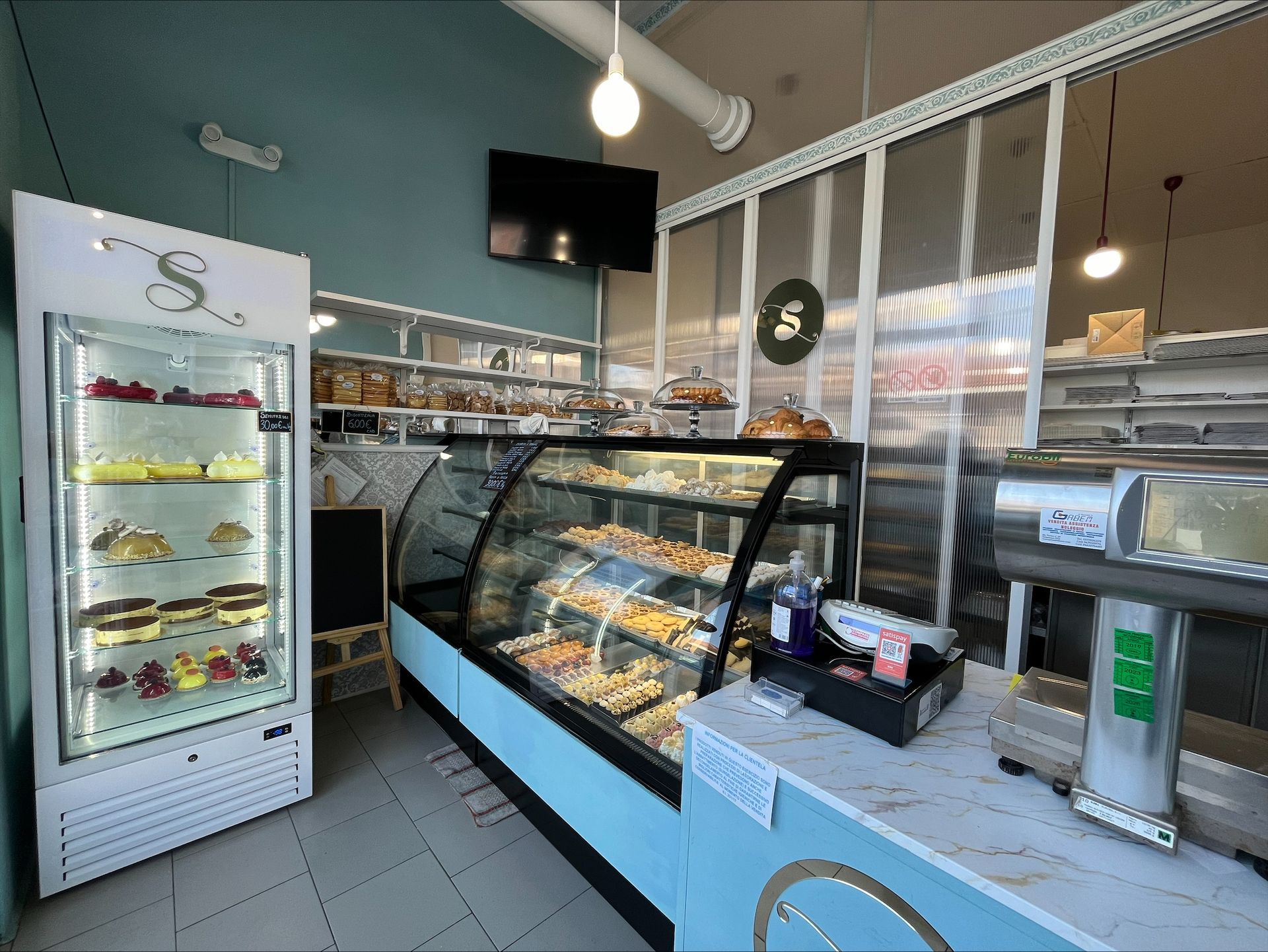 Una panetteria con vetrina e bancone.