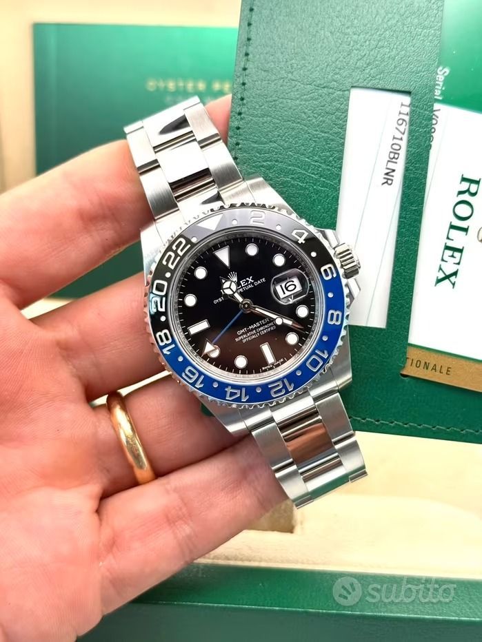 La mano di una persona che tiene in mano un orologio Rolex GMT