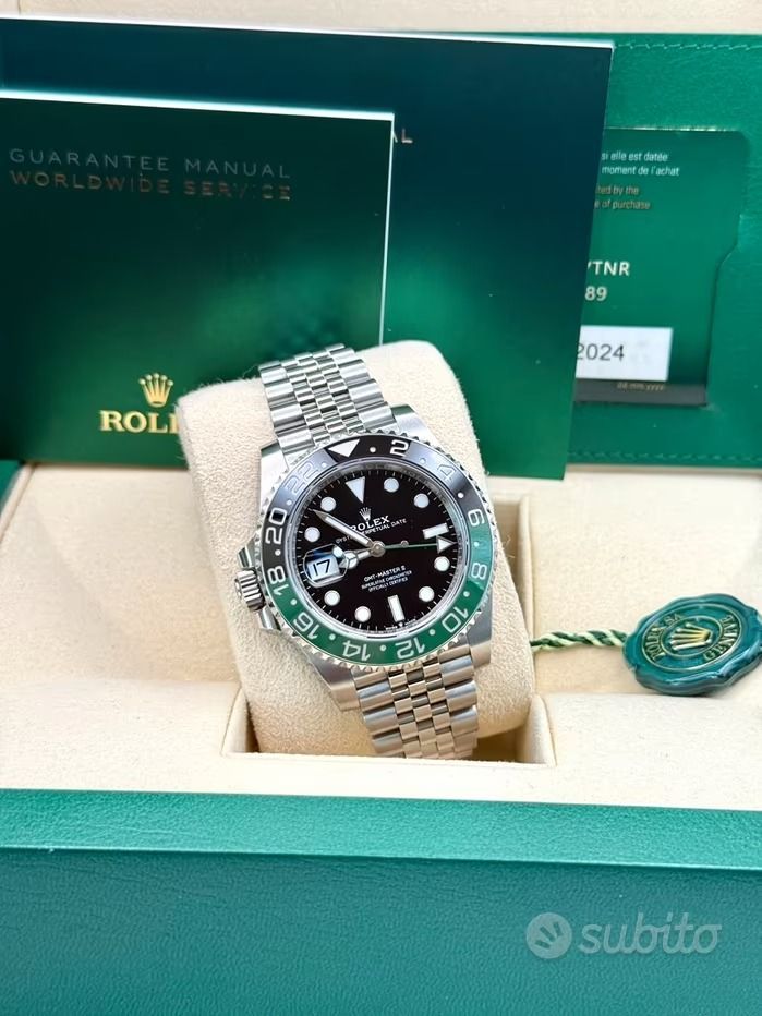 Orologio Rolex GMT-Master II con lunetta nera e verde, esposto all'interno della sua scatola, corredato di documentazione.