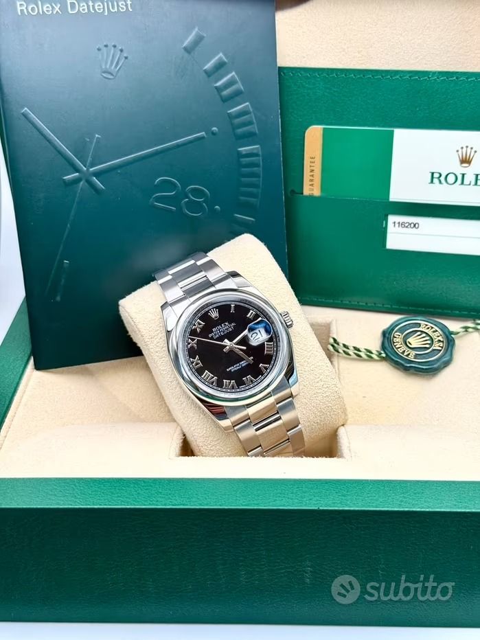 Orologio Rolex Datejust con quadrante nero e bracciale in acciaio inossidabile, all'interno di scatola verde con documenti.