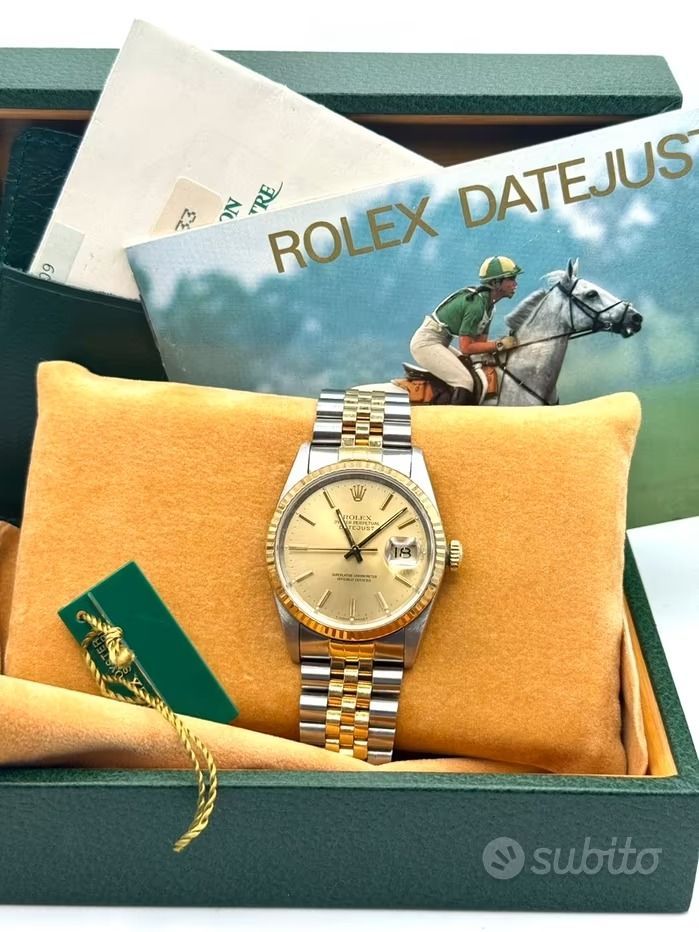 Orologio Rolex Datejust su un cuscino giallo in una scatola verde con documenti e un cavaliere a cavallo sullo sfondo.