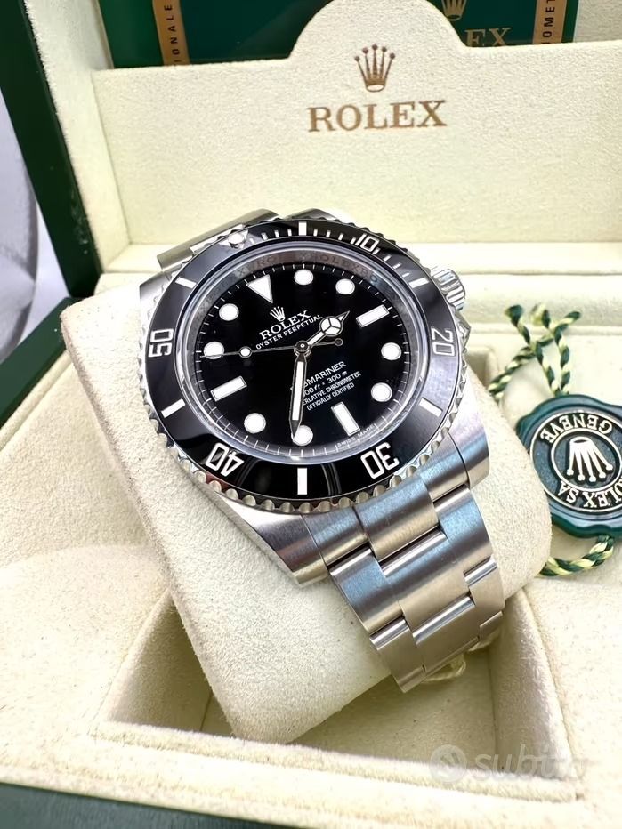 Orologio Rolex Submariner con quadrante nero, cinturino in acciaio inossidabile e scatola.