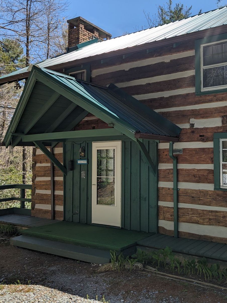 Caulking and chinking service for log cabins