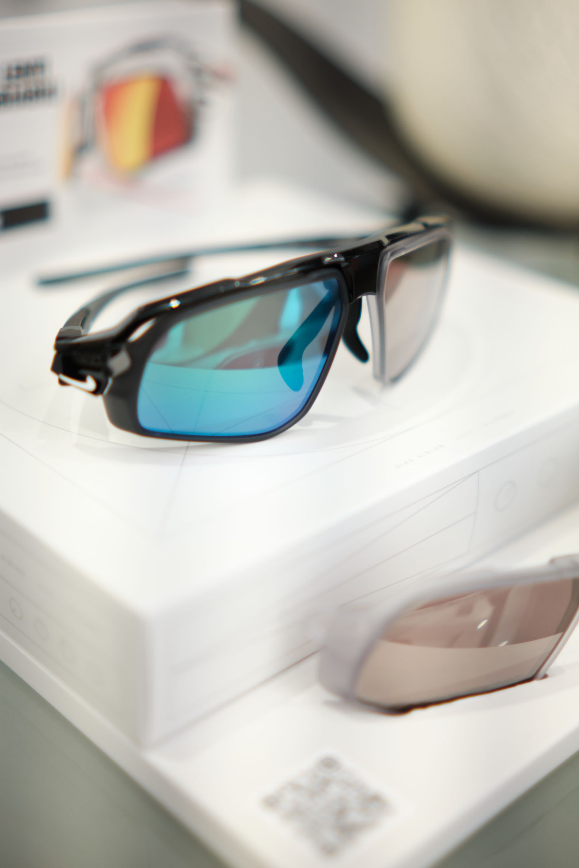 occhiali da sole con lenti azzurre e arancio