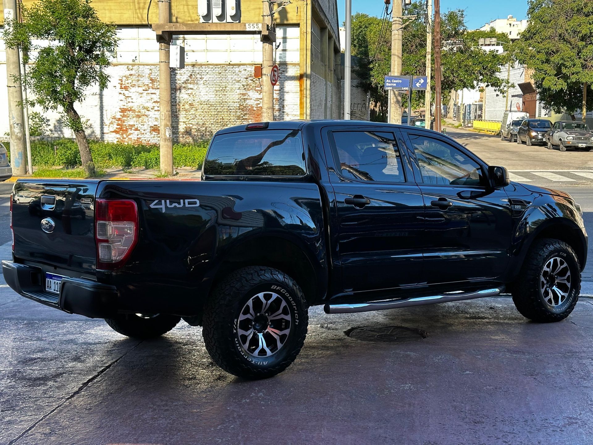Una camioneta negra está estacionada al costado de la carretera.