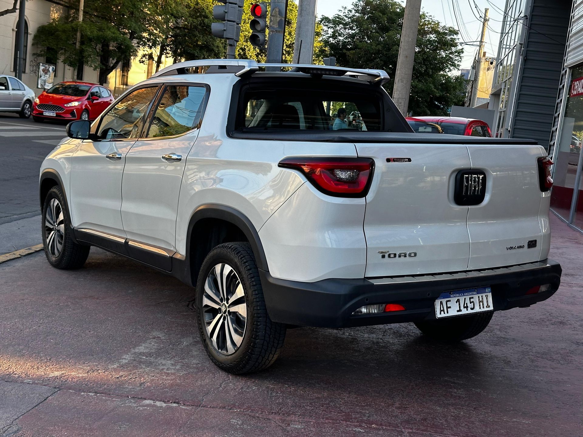 Un camión blanco está estacionado al costado de la carretera.