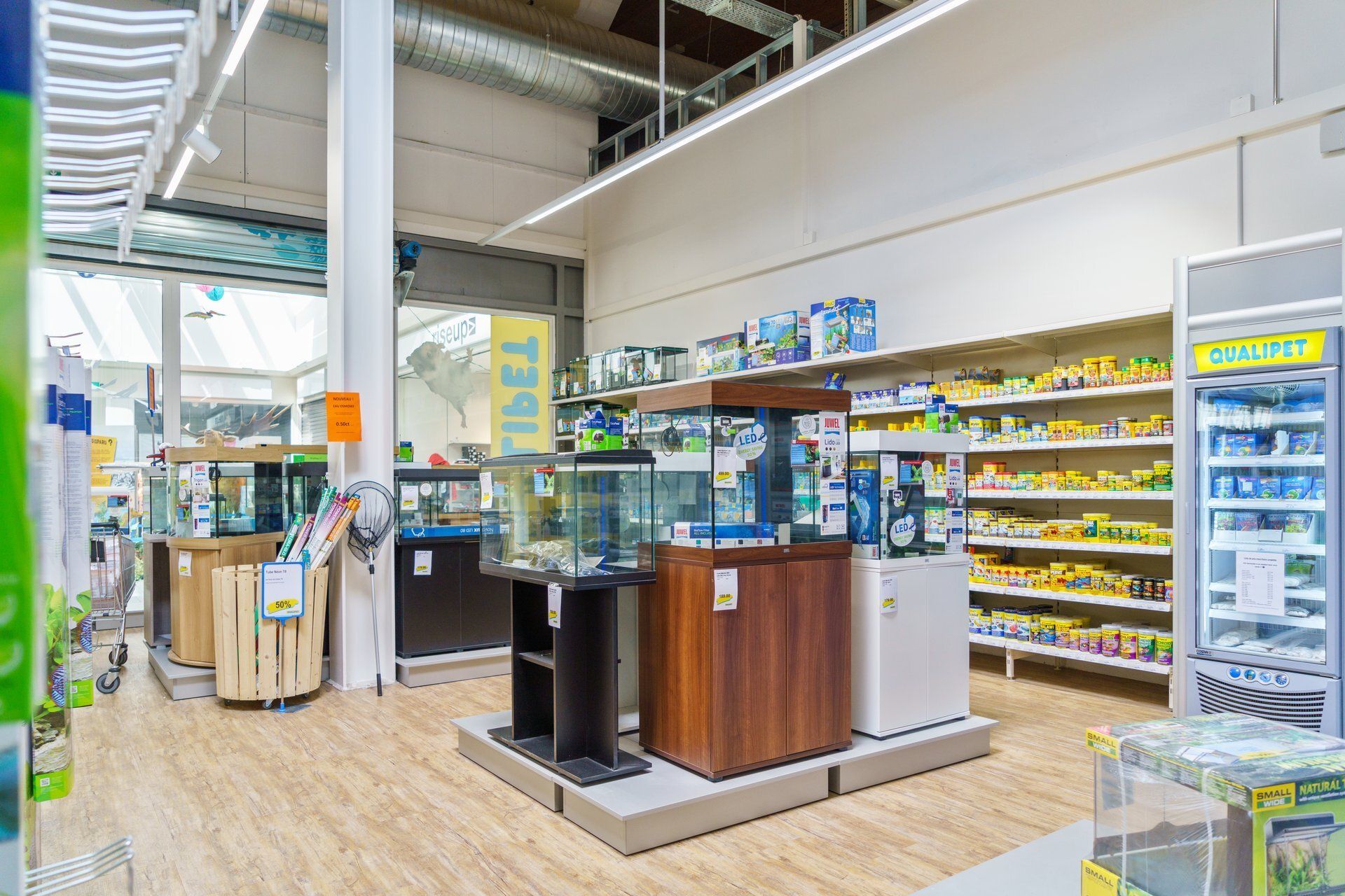 Intérieur du magasin Qualipet au centre commercial Parc du Rhône