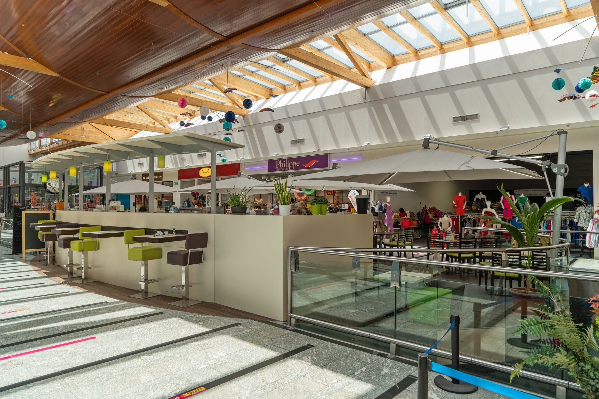 Couloirs du centre commercial Parc du Rhône