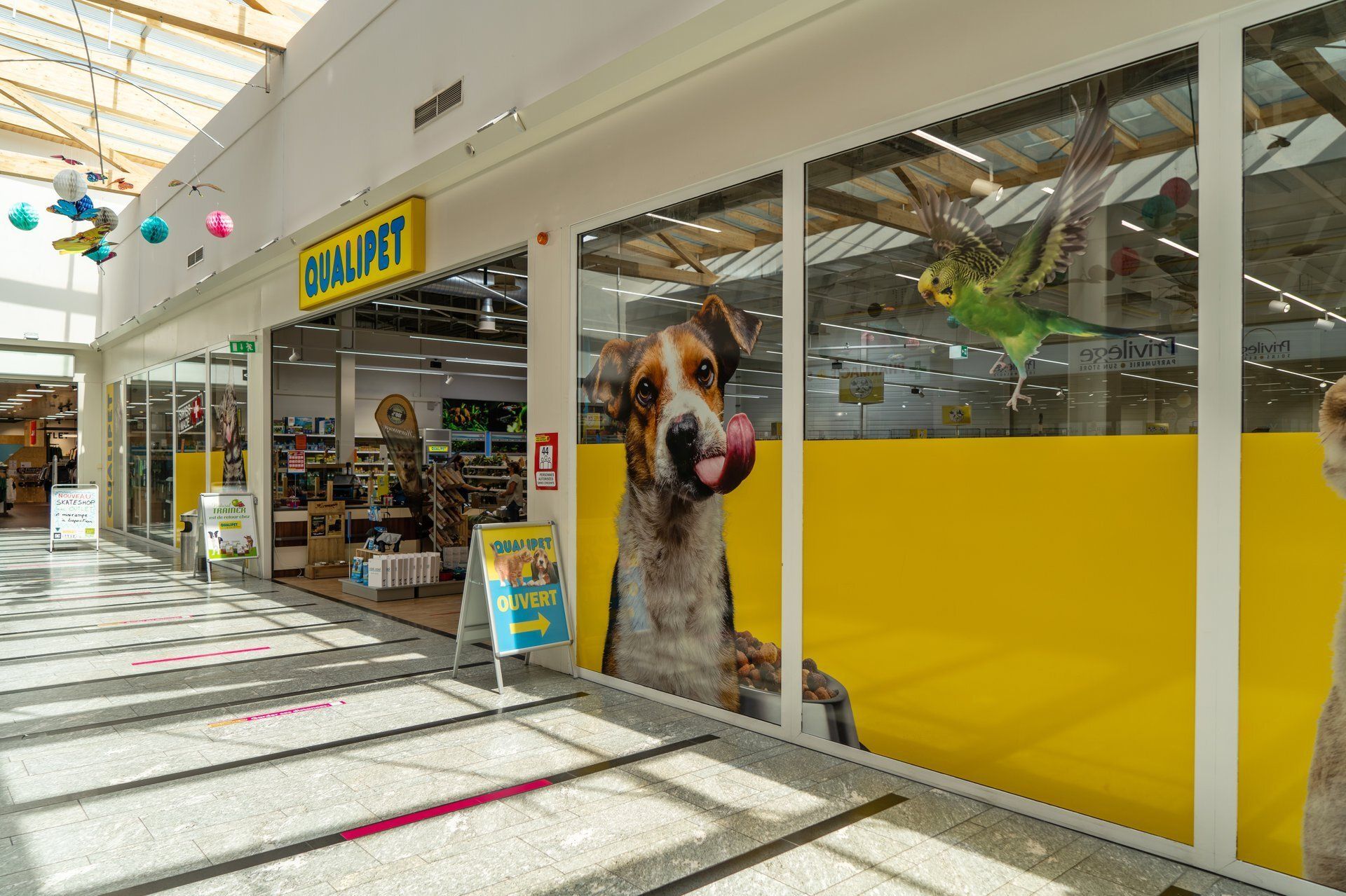 Devanture du magasin Qualipet au centre commercial Parc du Rhône