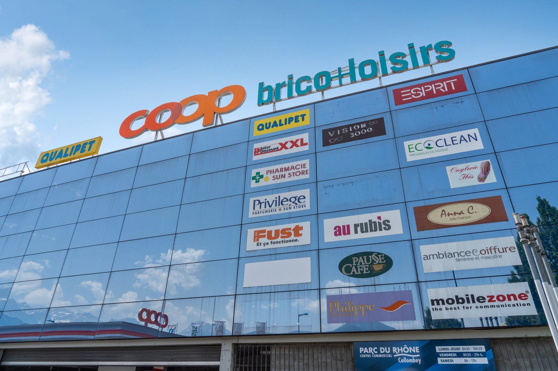 Devanture du centre commercial Parc du Rhône