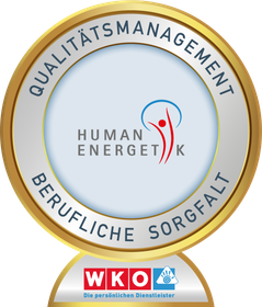 Ein Abzeichen mit der Aufschrift „menschliche energetische berufliche Sorgfalt“