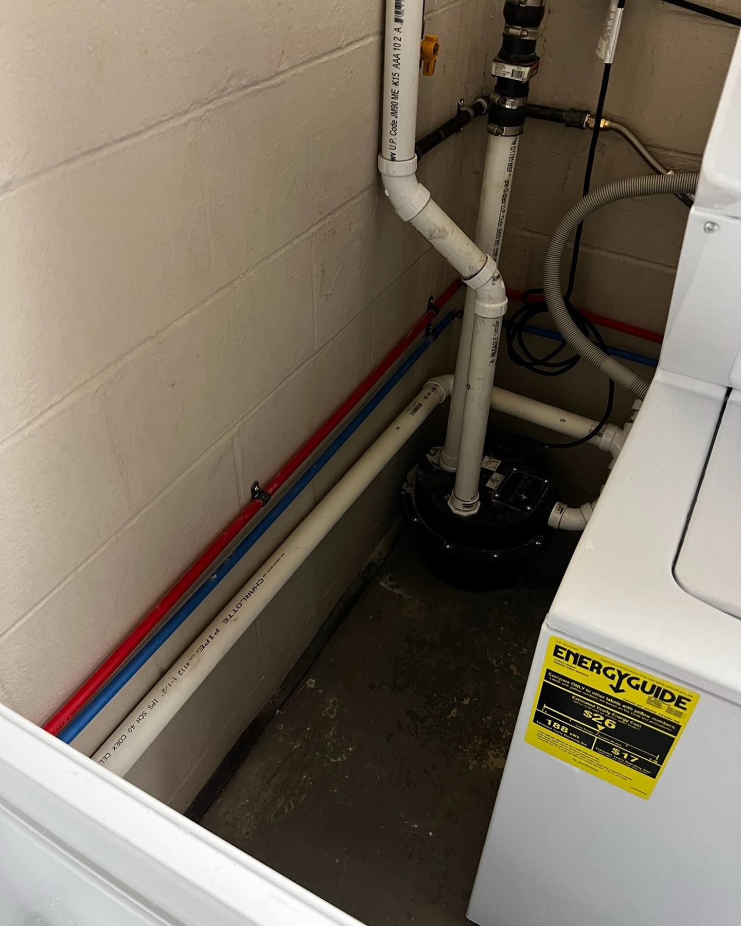 Cutaway diagram of a water filter, showing layers of filtration media and water flow inside a metal tank.
