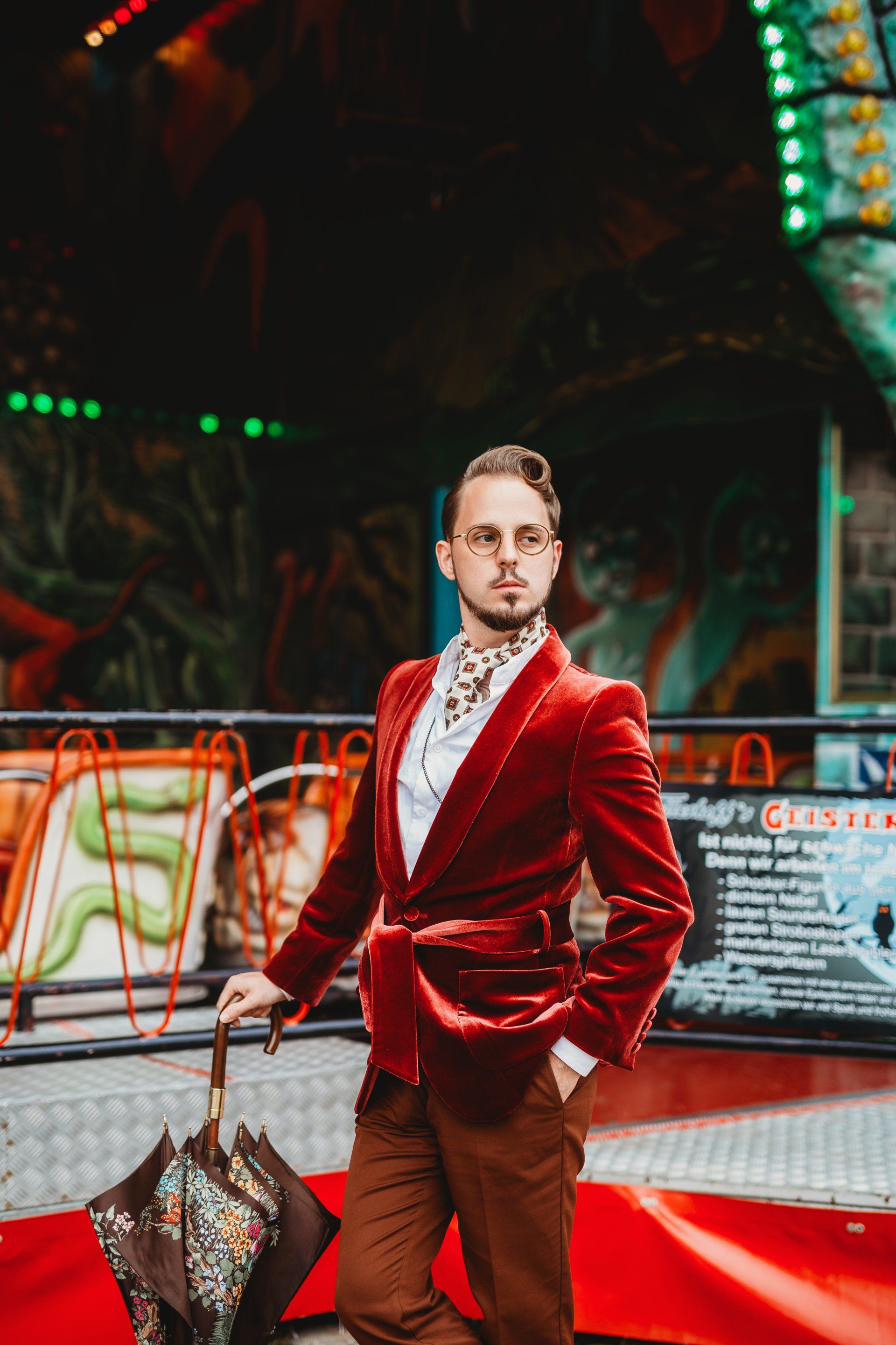 Ein Portrait von Phil Porter, Fotograf aus Bremen. Er befindet sich auf dem Bremer Freimarkt in inszenierter Pose.