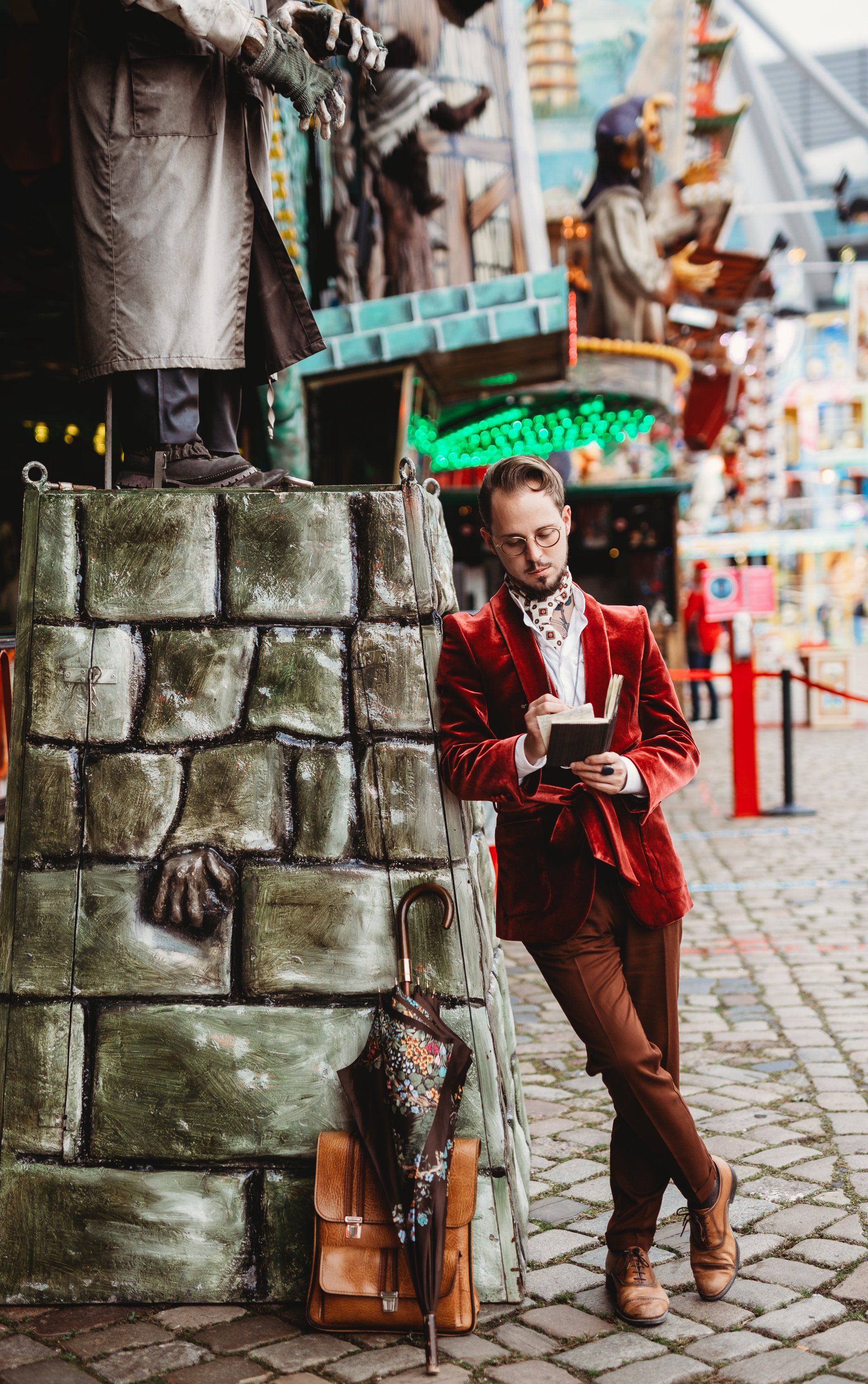 Ein Portrait von Phil Porter, Fotograf aus Bremen. Er befindet sich auf dem Bremer Freimarkt in inszenierter Pose.