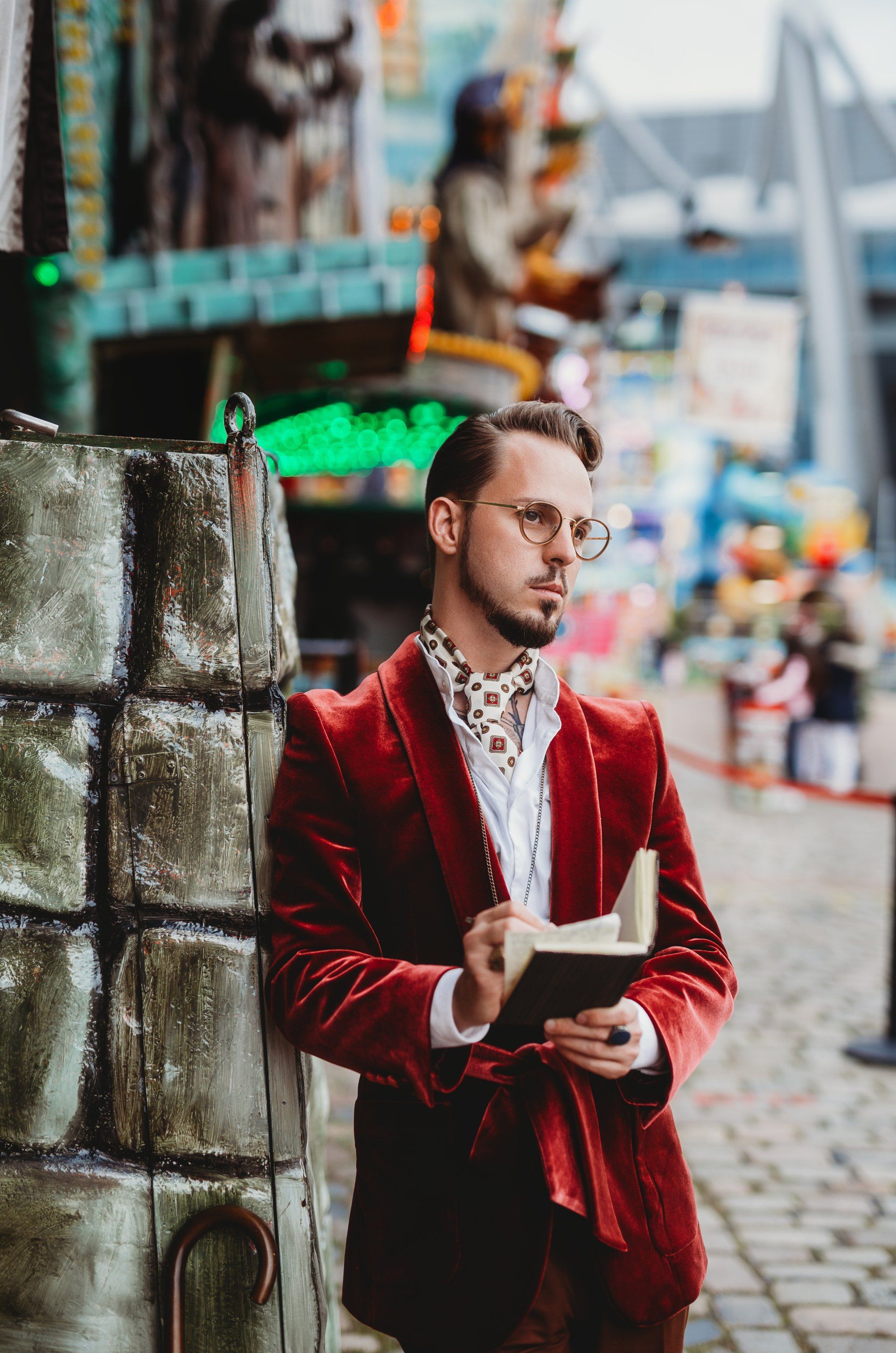 Ein Portrait von Phil Porter, Fotograf aus Bremen. Er befindet sich auf dem Bremer Freimarkt in inszenierter Pose.