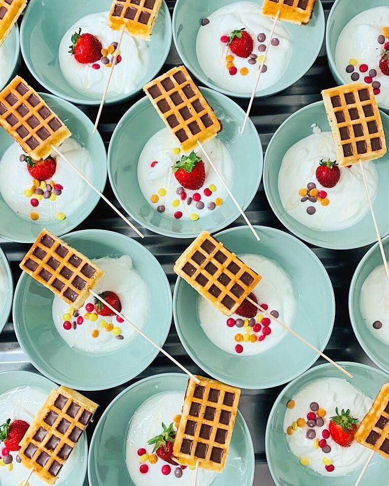 Kunstvolle Anrichtung von Dessertvariationen von Schoko-Waffeln