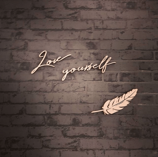 Love Yourself Sticker an der Steinwand