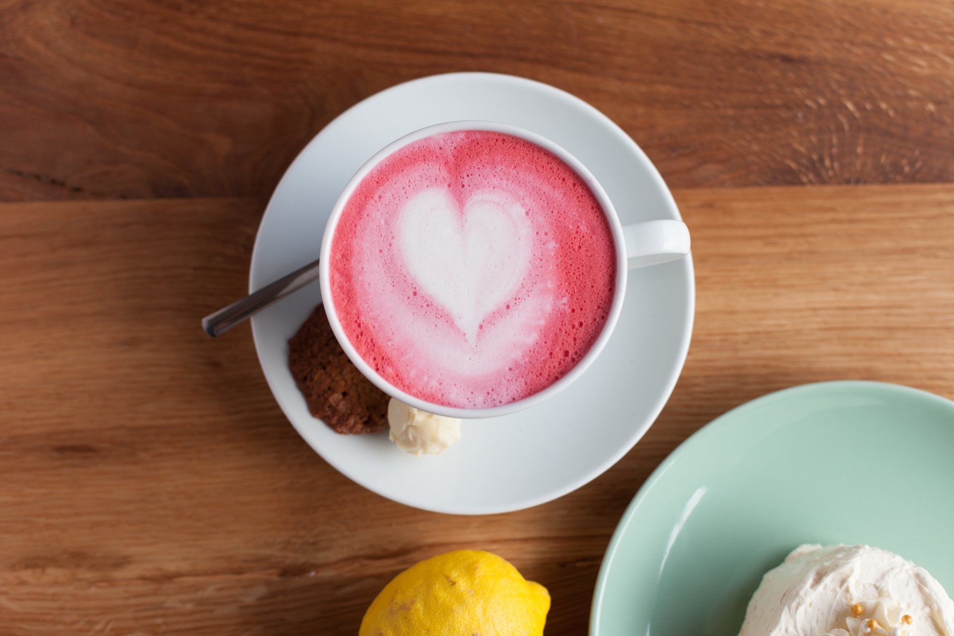 ein Hez im Schaum eines Heißgetränks