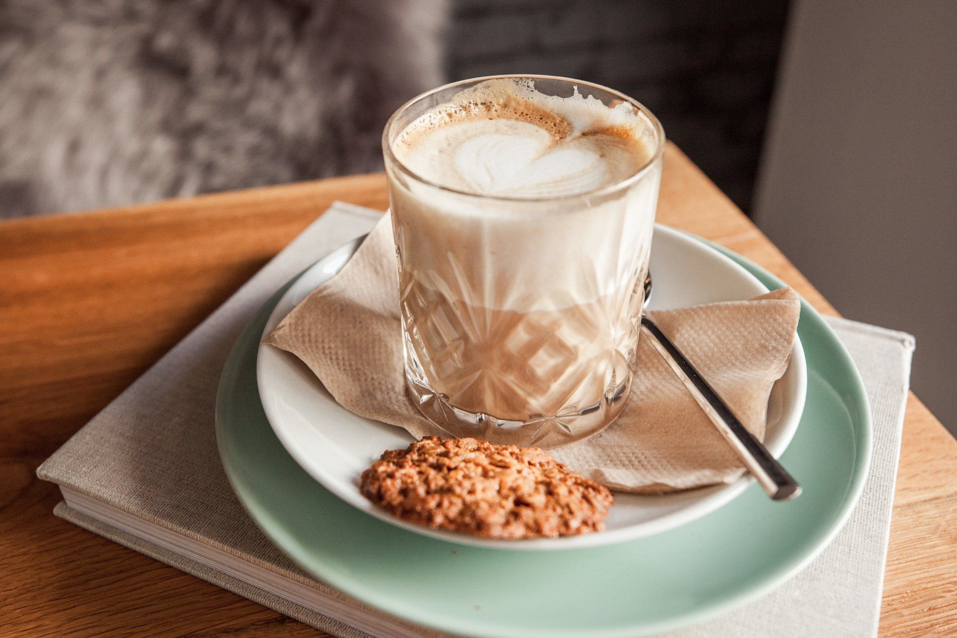 Ein Herz im Schaum eines Heißgetränks